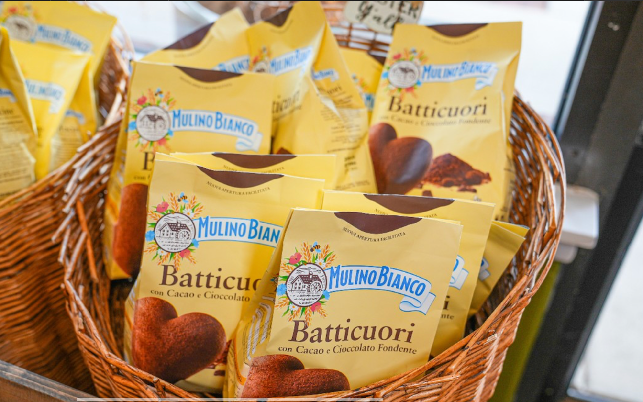 Basket of Mulino Bianco Batticuori chocolate cookies packaging